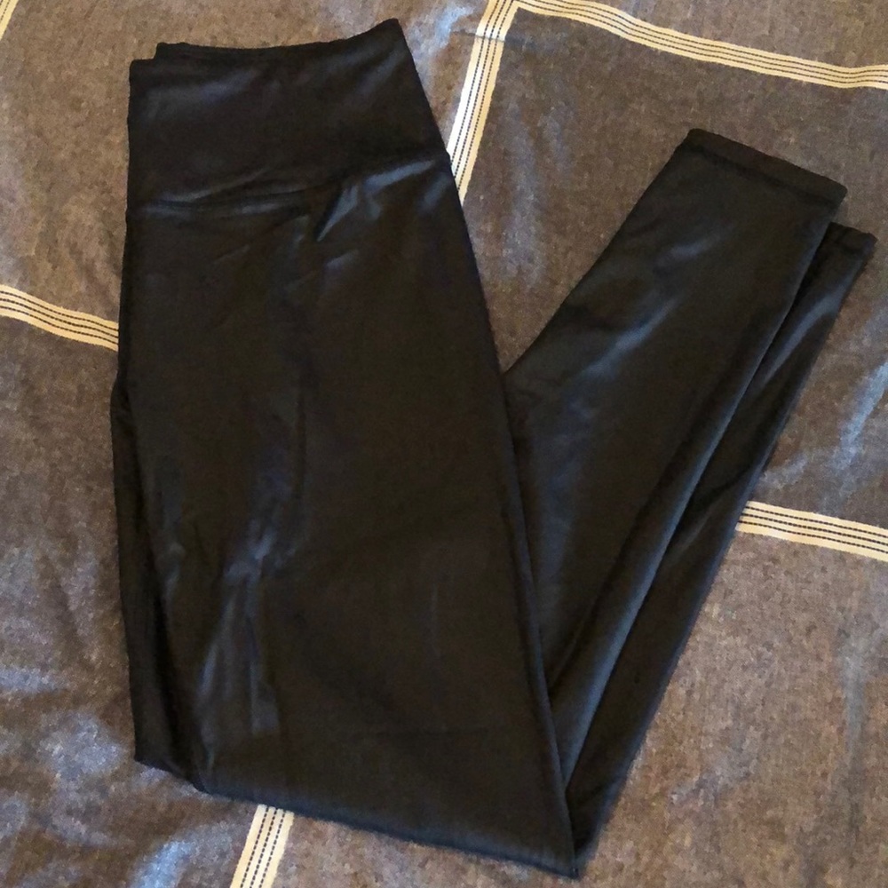 VS knockout leggings pleather look